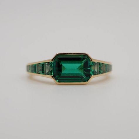 Hancocks London Calibre Cut Emerald East West Signet Ring 3 Stone Emerald Ring, Emerald Ring Design, Emerald Set, Smaragd Ring, The Bling Ring, Mens Rings, Rings Fashion, Zambian Emerald, Step Cut