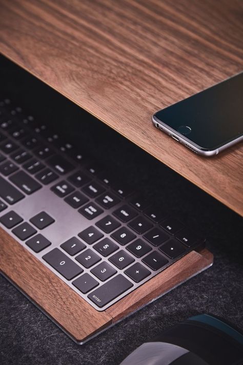 Wooden Keyboard, Apple Magic Keyboard, Apple Keyboard, Computer Gaming Room, Desk Diy, Wood Apples, Computer Desk Setup, Retro Typewriter, Keyboard Tray