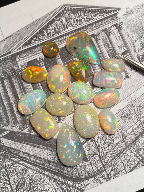 Opal cabochon Opal Aesthetic, Minerals And Gemstones, Apartment Living Room, Opal Jewelry, Jewelry Diy, Apartment Living, Ethiopian Opal, Opal, Apartment