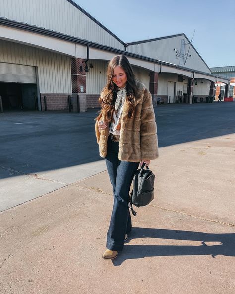 Western Fur Coat Outfit, Western Vest Outfit, Cowboy Chic Outfit, Cold Western Outfit, Winter Western Outfits Women, Fall Vest Outfits, Fall Cowgirl, Denim Vest Outfit, Western Winter