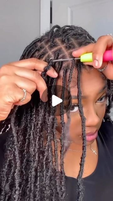 💯Raw Human Hair Vendor on Instagram: "Knotless Faux Locs Tutorial!😻Drop a like for her amazing work!👍🏾Follow @elfinhair_beauty for more inspiration~  👉🏽Click our bio website to find more hairstyles~ 💸Use coupon code: “VV10” —————————————————— ⬇️COMMENT BELOW⬇️ ❤️LIKE, SAVE AND SHARE❤️ . .  . .  . .  .  . #explorepage  #satisfyingvideos #blackgirlmagic  #braidstyles  #inspiration  #viral  #arroganttae  #transformation #cutegirlhairstyles #blackgirls #naturalhair #frenchbraids 😘#locs #braider #babygirl #locs4life #naturalhairstyles #knotlessbraids #boxbraids #braidseason #dutchbraids #bohobraids #goddessbraids #locstylesforwomen" How To Do Faux Locs, How To Style Faux Locs, Small Faux Locs Long, Styling Faux Locs Hairstyles, Hairstyles For Faux Locs, Loc Hairstyles For Women Long, Small Faux Locs, Knotless Faux Locs, Egirl Hairstyles