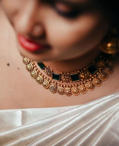 Sleek Gold Necklace Indian, Simple Necklace Designs, Engagement Necklace, Unique Wedding Jewelry, Indian Wedding Jewelry Sets, Neck Pieces Jewelry, Saree Jewellery, Indian Bridal Jewelry Sets, Fancy Jewelry Necklace