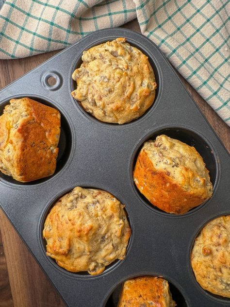 These easy high protein breakfast muffins are sweet, savory, and contain 16 grams of protein each! Perfect for meal prep and busy mornings. High Protein Breakfast Muffins, Healthy Protein Muffins, Protein Breakfast Muffins, Easy High Protein Breakfast, Savory Breakfast Muffins, High Protein Muffins, Macro Diet, Protein Lunch, Breakfast Prep