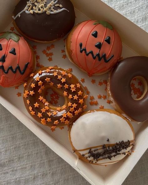 Halloween Sleepover, Halloween Donuts, Halloween Baking, Wallpaper Halloween, Pumpkin Spice Season, Think Food, Halloween Snacks, Samhain, Halloween Season