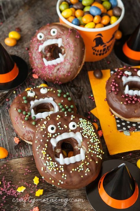 Vampire Halloween Donuts - fun halloween breakfast idea for the kids! Halloween party tray Halloween Party Tray, Snack Halloween, Backyard Party Games, Halloween Donuts, Halloween Breakfast, Kids Halloween Party, Party Tray, Vampire Halloween, Diy Halloween Decor