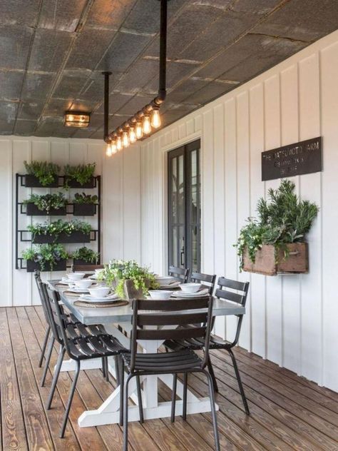 Stile Joanna Gaines, Farmhouse Sunroom, Farmhouse Exterior Design, Dream Farmhouse, Casa Country, Modern Farmhouse Exterior, House With Porch, Patio Interior, Porch Design