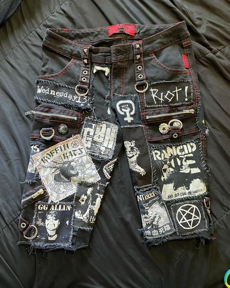 Patch Placement Ideas, Crust Punk Shorts, Patch Shorts Punk, Punk Utility Belt, Crust Shorts, Crust Punk Fashion, Patch Pants Punk, Diy Punk Clothes, Patches Pants