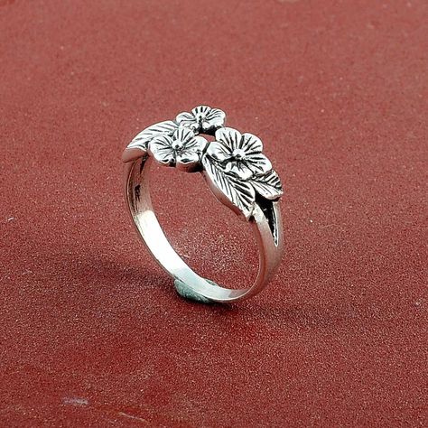 Floral Wedding Band, Floral Wedding Bands, Engagement Rings Couple, Engraved Ring, Nature Ring, Floral Ring, Jewelry Accessories Ideas, Couple Jewelry, Ring Art Deco