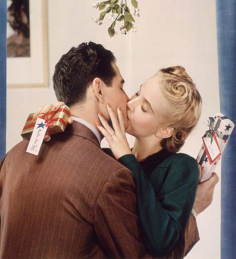 What ever happened to the amorous mistletoe tradition? Christmas Couple Photos, Vintage Christmas Photos, 1950s Christmas, Mistletoe Kiss, Vintage Lifestyle, Vintage Trends, Holiday Mood, Under The Mistletoe, Christmas Couple