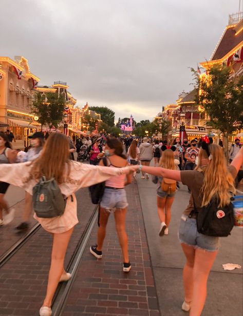 Friends Disney Trip, Best Friend Disneyland Pictures, Los Angeles With Friends, Disney Trip Friends, Disney Friends Aesthetic, Disney Summer Aesthetic, Disney Adult Aesthetic, Best Friend Disney Trip, Disneyland With Best Friend