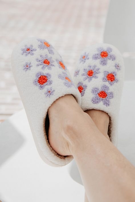 $2.75 Tillandsia Purple Cute Floral Printed Plush Home Slippers Wholesale Purple Cute, Denim Short Jumpsuit, Purple Daisy, Home Slippers, Floral Print Design, Fuzzy Slippers, Daisy Pattern, Vintage Floral Print, Footwear Collection