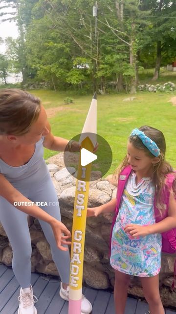 Shannon Doherty on Instagram: "FIRST DAY OF SCHOOL PICTURE ✏️ GIANT POOL NOODLE PENCIL HACK✏️ how great is this for first day of school pictures?? All you need is a pool noodle and some construction paper!! 

LIKE + COMMENT - “pencil” - for links to all the supplies to make this cute pencil for the first day of school! Love doing this!! And taking pictures again with the pencil on the last day of school to see how much they have grown!

FOLLOW ME @athomewith.shannon for the best mom hacks and tips and tricks as a mom of 4!! #momhack #backtoschool #backtoschoolhacks #momhacks #parentinghacks #parentinghack #firstdayofschool #schoolpictures #momsofinstagram" First Grade Picture Ideas, How To Take A Good School Picture, Pool Noodle Pencil Diy, Pencil Out Of Pool Noodle, Creative First Day Of School Pictures, Back To School Pencil Craft, First Day Of Preschool Pictures Ideas, Pool Noodle Pencil Back To School, First Day Of School Photo Ideas