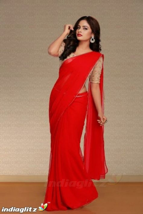 Red Saree Plain, Plain Red Saree, Nandita Swetha, Sarees For Girls, Plain Red, Lehnga Dress, Fancy Sarees Party Wear, Saree Poses, Traditional Indian Outfits