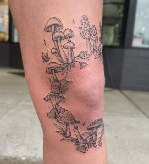 Knee Mushroom Tattoo, Fairy Ring Drawing, Fairy Ring Knee Tattoo, Mushroom Knee Tattoo, Fairy Circle Tattoo, Fairy Core Tattoos, Fairy Ring Tattoo, Fairytale Tattoos, Over Knee Tattoo