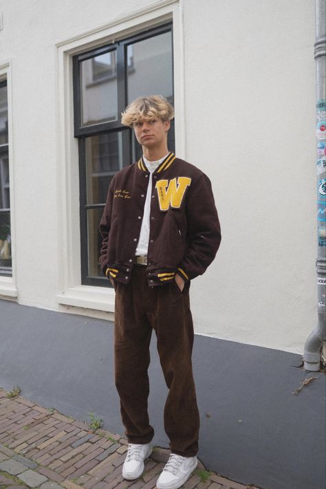 Guys Varsity Jacket Outfits, Vintage Varsity Jacket Aesthetic, Mens Vintage Aesthetic, University Aesthetic Outfit Men, Brown Varsity Jacket Outfit Men, Varsity Jacket Aesthetic Boy, Brown Varsity Jacket Outfit, Windbreaker Outfit Mens, Varsity Jacket Outfit Aesthetic