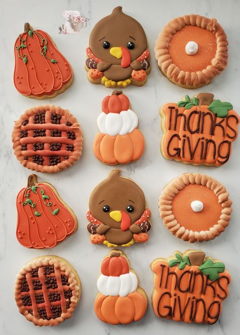 Round Cookie Decorating Ideas Fall, Sugar Cookies Thanksgiving, Round Cookie Designs, Turkey Royal Icing Cookies, Thanksgiving Cut Out Cookies, Cornucopia Cookies, Thanksgiving Sugar Cookies Decorated, Thanksgiving Cookie Decorating, Thanksgiving Cookie Ideas