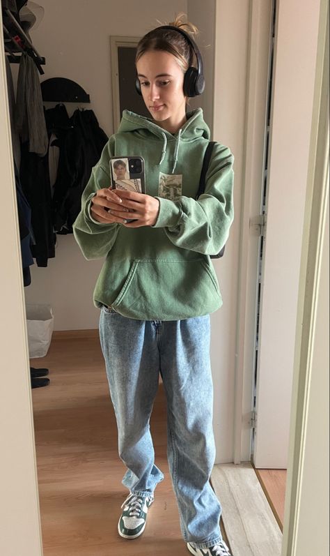 green hoodie with blue jeans Green Top Blue Jeans Outfit, Light Green Hoodie Outfit, Outfit Streetwear Girl, Green Hoodie Outfit, Hoodie Outfit Aesthetic, Black Hoodie Outfit, Edna Mode, 2024 Wishlist, Blue Jean Outfits