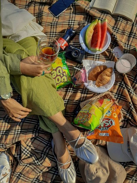 Picnic On A Budget, Simple Picnic Date, Simple Picnic, Romantic Picnics, Picnic Date, Low Budget, Dates