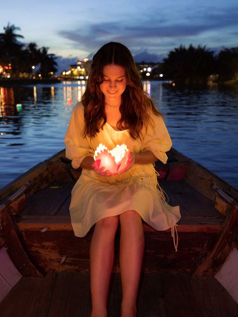 Vietnam Poses, Vietnam Photo Poses, Hoi An Vietnam Aesthetic, Vietnam Photoshoot Ideas, Hoi An Lantern Festival, Hoi An Vietnam Photography, Vietnam Aesthetic Outfit, Hoi An Photography, Hoi An Lanterns