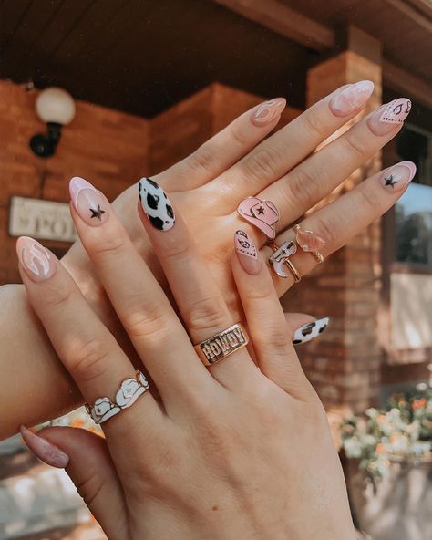 #westernnail #westernnailart Rodeo Nails Westerns Almond, Western Ombre Nails, Nails Acrylic Nashville, Country Nail Art Designs, Rodeo Nails Westerns Pink, Last Rodeo Bachelorette Nails, Nail Ideas Nashville, Acrylic Nails For Nashville Trip, Coloured Cow Print Nails