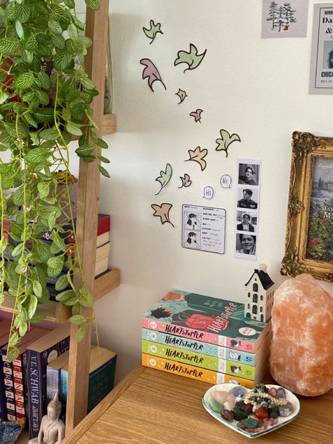 Heartstopper Bedroom Aesthetic, Heartstopper Wall Decoration, Heartstopper Bedroom Decor, Pink Wall Bedroom Aesthetic, Heartstopper Themed Room, Heartstopper Wall Decor, Heart Stopper Leaves On Wall, Heartstopper Bookshelf, Wall Bookshelves Aesthetic