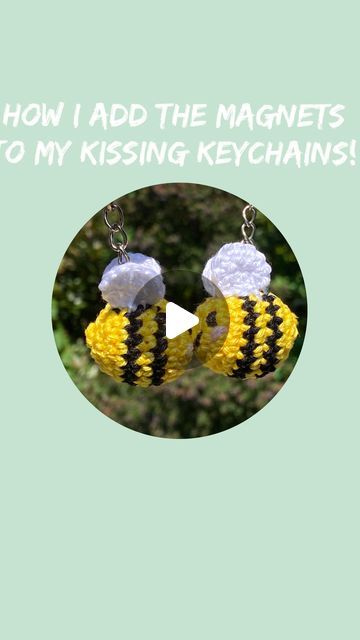 Crochet Fridge Magnets, Kissing Animals, Handmade Tutorial, Creative Crochet, Crochet Things, Crochet Keychain, Crochet Dolls, Diy Kits, Free Crochet