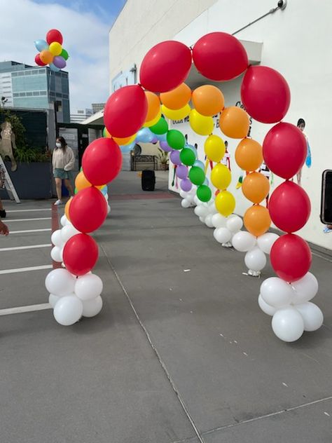 Tk Promotion Ideas, Rainbow Kindergarten Graduation, Rainbow Theme Prek Graduation, Rainbow Preschool Graduation Theme, Kindergarten Graduation Themes Ideas, Preschool Graduation Balloon Arch, Vpk Graduation Party Ideas, Rainbow Graduation Theme, Pre K Graduation Themes