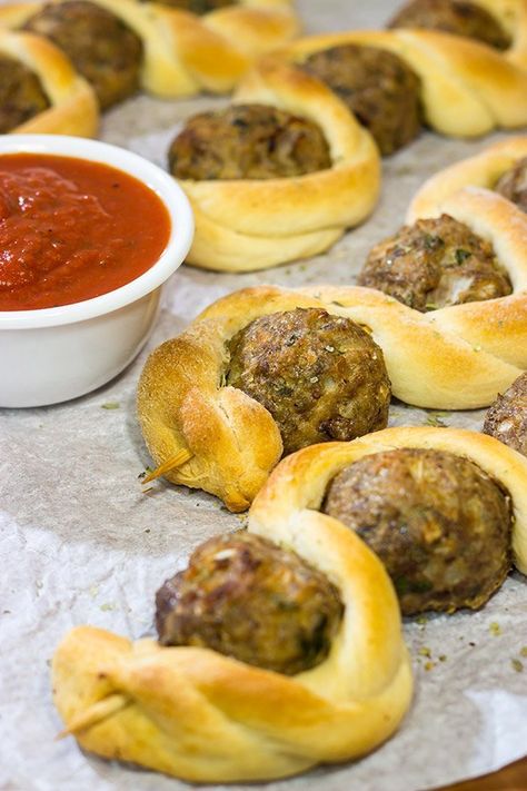 Recipes Using Meatballs, Meatball Kabobs, Garlic Bread At Home, Meatball Skewers, Seasoned Bread Crumbs, Skewer Recipes, Making Homemade Pizza, Meat Appetizers, Homemade Meatballs