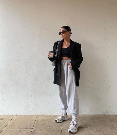 Hannah Whiting on Instagram: “My reality every day - sweatpants and a vest top” Sweatpants And Blazer Outfit, High Waist Pants Outfit, Waist Pants Outfit, Grey Streetwear, Active Wear Fashion, Womens Joggers, Sweatpants Outfits, Track Workout, Grey Sweatpants