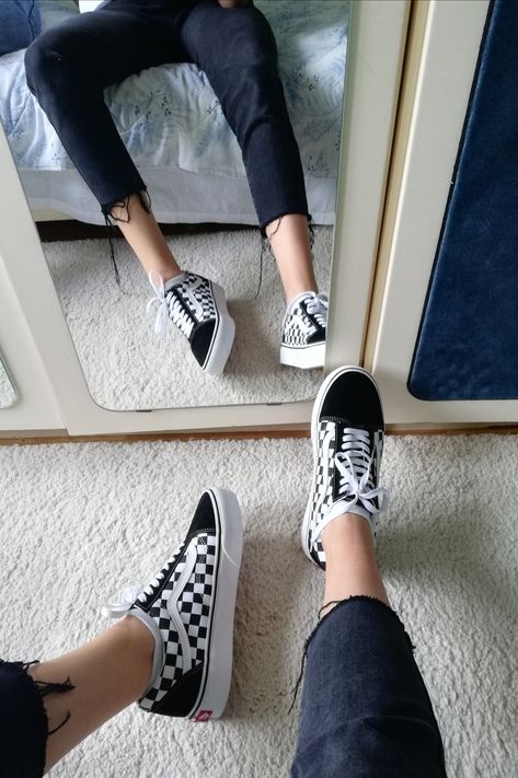 Vans Old Skool Checkerboard Outfit, Vans Old Skool Platform Outfit Women, Black Platform Vans Outfit, Old Skool Checkered Vans Outfit, Vans Old Skool Outfit Women Casual, Old School Vans Outfit, Vans Platform Outfit, Old Skool Vans Outfit, Black Platform Vans