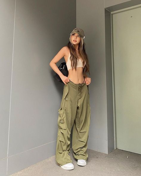 Cargo Outfit, Bra Outfit, Cool Poses, Crop Top Outfits, Body Poses, Cute Crop Tops, Pic Ideas, Western Outfits, Luxury Outfits