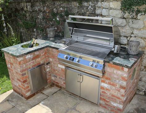 Gas Bbq Grills Outdoor Kitchens, Built In Gas Bbq, Bbq Built In, Brick Bbq Ideas, Kitchen Build Ideas, Small Backyard Kitchen, Diy Outdoor Kitchen Plans, Grill Garden, Bbq Place