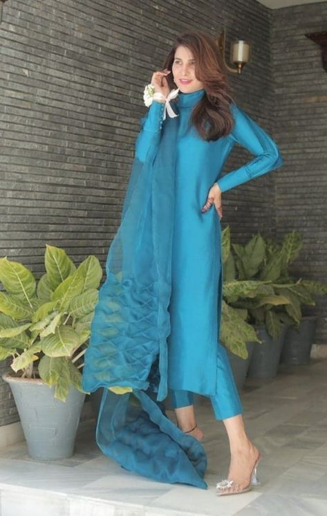 Plain dress designs Lawn Kurti, Lawn Suit, Eid Ul Fitr, Casual Indian Fashion, Stylish Short Dresses, Pakistani Dresses Casual, Pakistani Fashion Party Wear, Salwar Kamiz, Beautiful Pakistani Dresses