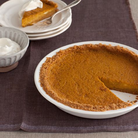 Throwdown Pumpkin Pie by Bobby Flay Thanksgiving Desserts Pumpkin, Maple Whipped Cream, Thanksgiving Foods, Best Thanksgiving Recipes, Thanksgiving Food Desserts, Thanksgiving Pies, Bobby Flay, Holiday Meal, Pumpkin Pie Recipes