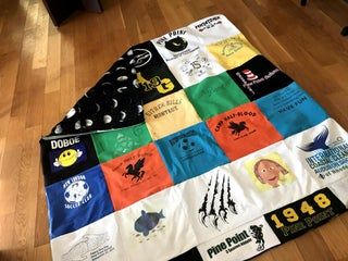 Tshirt Quilt Diy, Shirt Blanket, Tee Shirt Quilt, Quilt Shirt, Tshirt Blanket, Diy T Shirt, T Shirt Quilt, Tshirt Quilt, Diy Simple