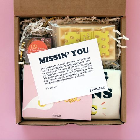 Long-Distance Care Package: Show her or him just how much you miss them with this thoughtful care package (... Friendship Funny, Breakup Gift, Long Distance Best Friend, Birthday Care Packages, Long Distance Friendship Gifts, Long Distance Friends, Distance Friendship, Long Distance Friendship, Miss You Gifts