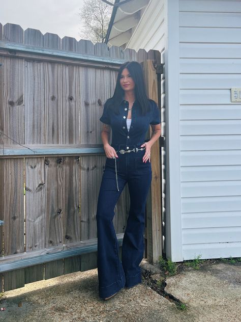 Country Jumpsuit Outfit, Western Jumpsuit Outfit, Jean Party Outfits, Fashion Party Outfit, Graphic Tees Country, Photoshoot Ideas Spring, Midsize Body Outfits, Denim Jumpsuit Outfit, Flared Jumpsuit