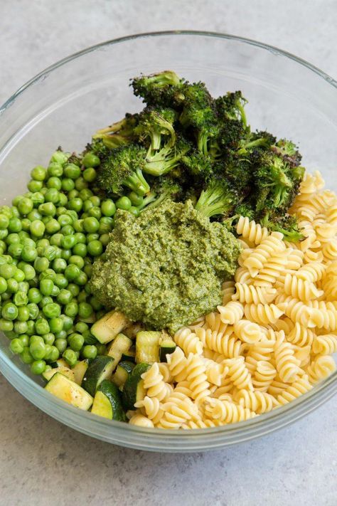 Vegetarian Meal Prep Lunches, Pesto Veggie Pasta, Easy Vegetarian Meal Prep, Pasta Meal Prep, Vegan Pesto Pasta Salad, Lunch For Work, Vegan Pasta Dish, Meal Prep Lunch, Meal Prep On Fleek