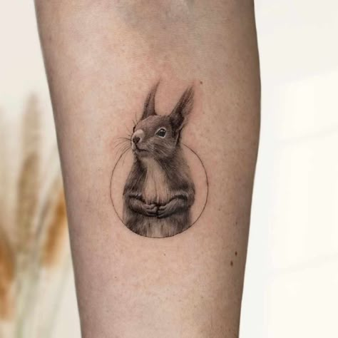 Squirrel Tattoo Ideas, Van Gogh Tshirt, Squirrel Tattoo, Flamingo Tattoo, Tier Tattoo, Rabbit Tattoo, Pawprint Tattoo, Scale Tattoo, Squirrel Art