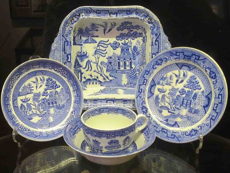 Antique Dishes Collectible, Blue Willow China Pattern, Antique Blue Willow, Blue Willow Dishes, Blue Willow China, Budget Friendly Dinner, Art Nouveau Antiques, Antique Trunk, Antique Dishes