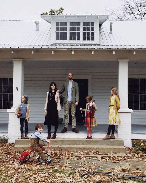 An inside peek at Instagrammer Hannah Carpenter's homeschool life. Family Portrait Outdoor, Carpenter House, Hannah Carpenter, Homeschool Family, Homeschool Life, Pink Houses, Woodworking Projects Plans, Custom Woodworking, Woodworking Designs