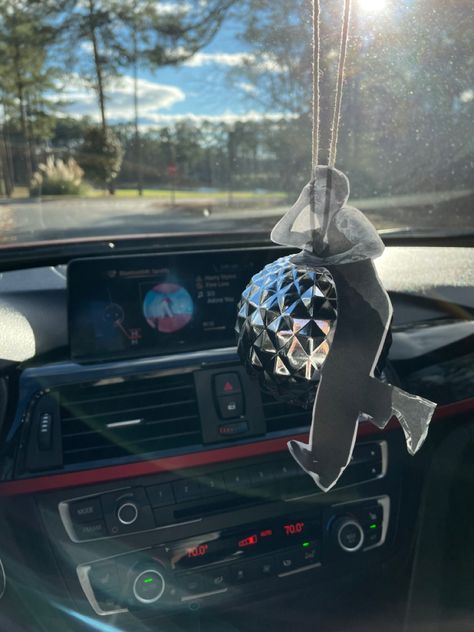 Harry styles snl car decoration Disco Ball Car Decor, Harry Styles Car Accessories, Harry Styles Car Decor, Harry Styles Disco Ball, Diy Car Decor, Harry Styles Car, Car Keychain Ideas, Diy Disco Ball, Hary Styles