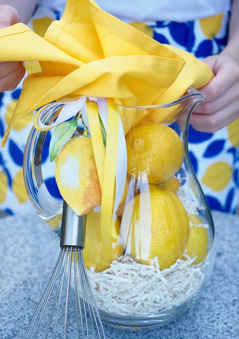 Limoncello Gift Baskets, Limoncello Gift Basket Ideas, Brighten Your Day Gift Basket, Lemonade Pitcher Gift Basket, Lemonade Gift Basket, Lemon Gifts Ideas Easy Diy, Summer Hostess Gift, Lemonade Gift, Easy Hostess Gifts