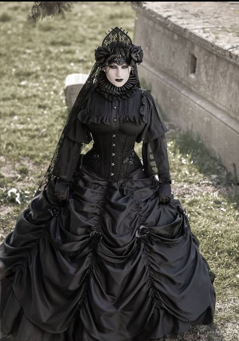 Goth Ball Gown, Victorian Gothic Dress, Goth Outfit Inspo, Gothic Images, Gothic Princess, Fashion Decades, Goth Wedding, Victorian Costume, Romantic Goth