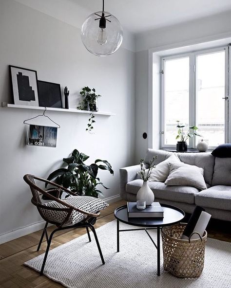 Lovely home. // @historiskahem Interior Design Minimalist, Minimalist Living Room Decor, Minimalist Living Room Design, Small Living Room Design, Boho Styl, Decor Studio, Small Apartment Living Room, Small Living Room Decor, Living Room Scandinavian