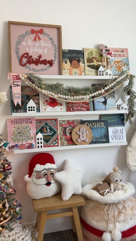 Holiday Bookshelves, Christmas Bookshelf, Ideas Decoracion Navidad, Books Diy, Diy Christmas Decorations For Home, Diy Christmas Decorations, Decorations For Home, Christmas Bedroom, Christmas Inspo