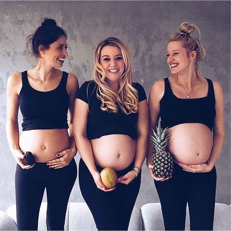 Friends Pregnant Together, Baby Bump Fashion, Sister Maternity Pictures, Friend Pregnancy Photos, Pregnant Best Friends, Bump Fashion, Trendy Baby Blankets, Photography Friends, Baby Bump Style