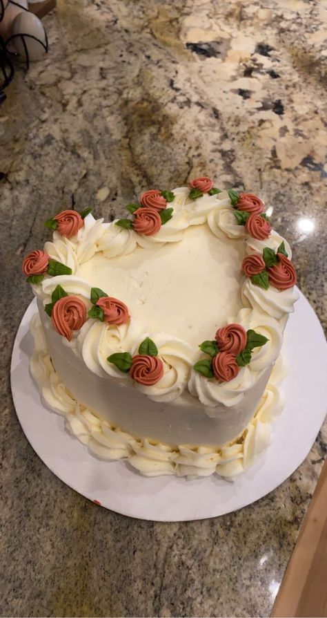 Valentines Themed Birthday Cake, Wedding Cakes Heart Shaped, Rose Cake Aesthetic, Cute Cake Ideas Aesthetic, Pretty Cakes Aesthetic, Heart Shaped Cake Ideas, Heart Shaped Vintage Cake, Cute Cakes Aesthetic, Dusty Pink Cake