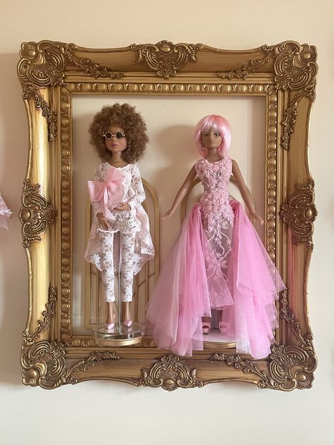 Barbie Collection Display Ideas, Barbie Display Ideas, Doll Display Ideas, Diy Crafts Vases, Barbie Display, Upcycle Toys, Barbie Doll Head, Barbie Doll Case, Barbie Box