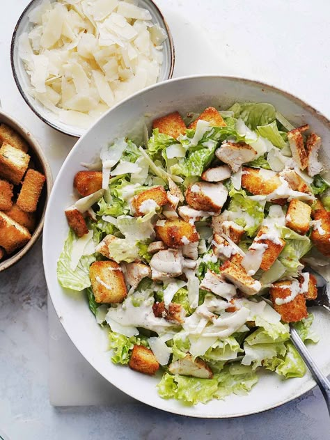 Bbq Party Food, Classic Caesar Salad, Caesar Salad Recipe, Creamy Dressing, Croutons Homemade, Easy Weeknight Dinner, Quick Lunches, Romaine Lettuce, Salad Bar